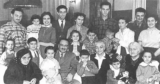25 Анастас Иванович и Ашхен Лазаревна Микоян со своими матерями детьми с - фото 25