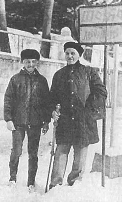 57 С Константином Симоновым Кисловодск декабрь 1975 г 58 С В С - фото 57