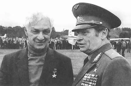 58 С В С Ильюшиным на авиационном празднике в Тушино 1986 г 59 Степан - фото 58