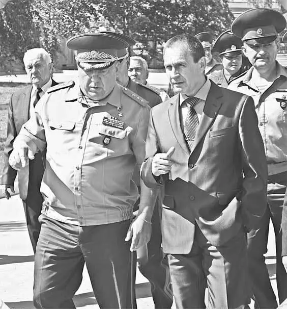 Валерий Марченко и однокашник по Рязанскому высшему воздушнодесантному - фото 25