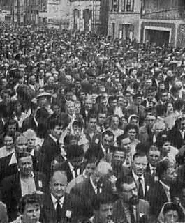 На похоронах Фредерика ЖолиоКюри Письменный стол Ф ЖолиоКюри в его - фото 34