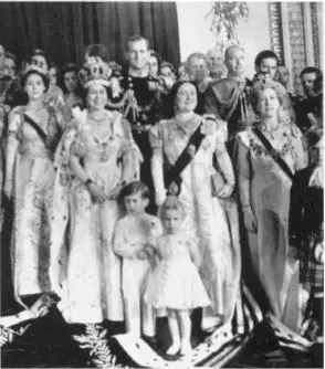 The King is dead Long live the Queen Elizabeth IIs coronation in 1953 - фото 20