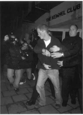 Prince Harry being restrained after taking a swing at a photographer waiting - фото 33