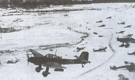 Полевой аэродром зимой Пикирующие бомбардировщики Ju87 перед атакой на - фото 82