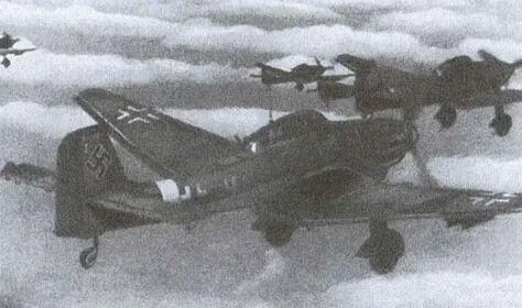 Пикирующие бомбардировщики Ju87 перед атакой на скопление вражеских танков - фото 83