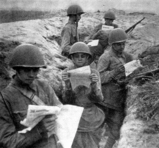 Бойцы читают свежую газету Сталинград Октябрь 1942 года ВИ Чуйков и КА - фото 6