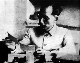 На посту Президента ДРВ Хо Ши Мин в сентябре 1945 года Таким его увидели - фото 25