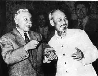 Встреча с К Е Ворошиловым в Ханое 1958 г В парке у президентского - фото 39