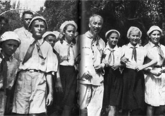 В гостях у советских пионеров Хо Ши Мин и Тон Дык Тханг на сессии - фото 41