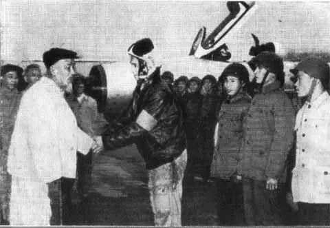 Эти летчики сбивали вражеские фантомы Ханойцы провожают Хо Ши Мина в - фото 48