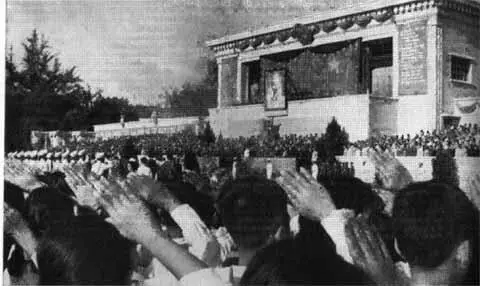 Ханойцы провожают Хо Ши Мина в последний путь Нескончаем поток людей у - фото 49