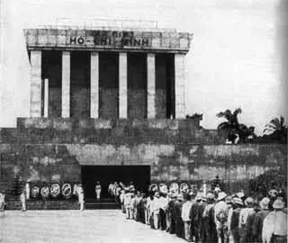 Нескончаем поток людей у мавзолея Хо Ши Мина на ханойской площади Бадинь - фото 50
