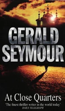 Gerald Seymour At Close Quarters обложка книги