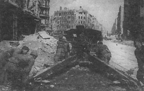 122мм гаубица на улицах Берлина Наряду с ЗИС3 это дивизионное орудие широко - фото 14