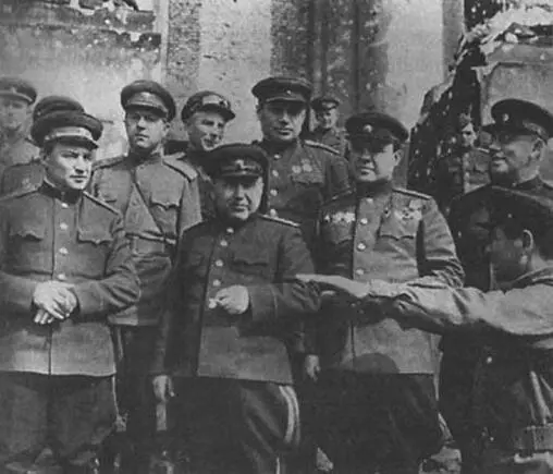 На ступенях Рейхстага Слева направо член Военного совета 3й ударной армии - фото 26