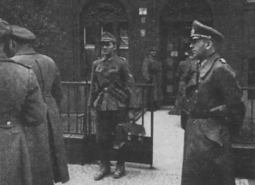 Генерал Кребс ожидает ответа 1 мая 1945 г Через несколько часов он пустит - фото 27