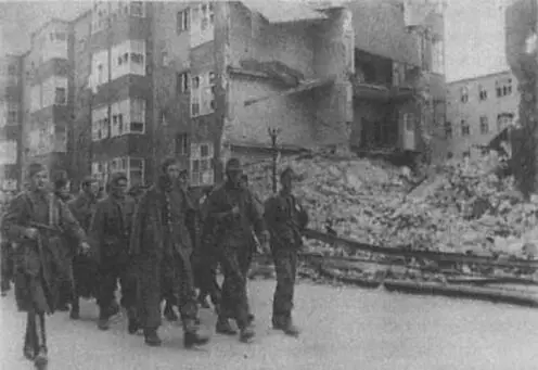Колонна пленных направляется на сборный пункт Берлин 3 мая 1945 г По - фото 29