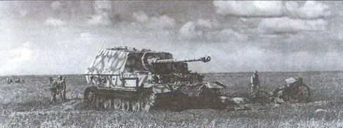Подбитая САУ SdKfz184 Фердинанд машина управления 654го дивизиона с - фото 31