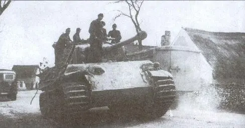 Танки Пантера PzKpfwV из 12й танковой дивизии СС Гитлерюгенд выдвигаются - фото 35