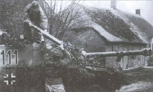 Личный состав экипажа штурмового орудия StuG III с тактическим номером 111 - фото 39