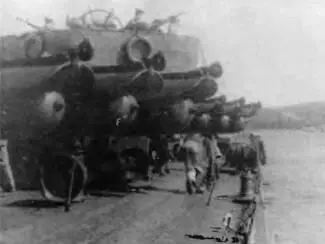 На эсминце Урицкий во время учений вверху Сталин на параде 1927 г На - фото 12