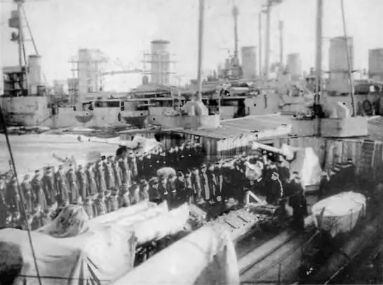 Эскадренный миноносец Карл Марксв середине 1920х гг вверху и в центре и - фото 120