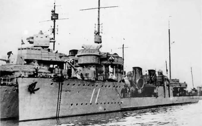 Эскадренные миноносцы Фрунзе вверху и Дзержинский в 1941 г - фото 140
