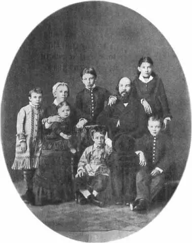Семья Ульяновых Слева направо стоят Ольга Александр Анна сидят Мария - фото 22