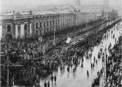 Февральская революция 1917 г в Петрограде Митинг на Скобелевской площади в - фото 68