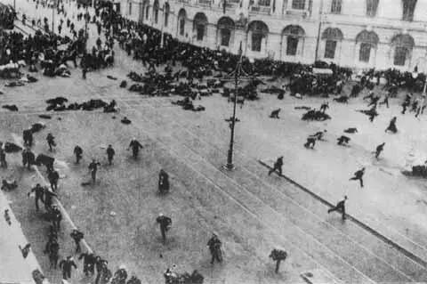 Расстрел июльской демонстрации в Петрограде 1917 г С этого перрона в июле - фото 76