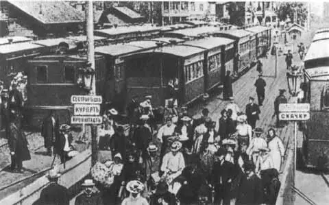С этого перрона в июле 1917 г Ленин уехал в Разлив В И Ленин в парике - фото 77