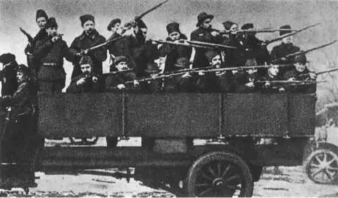 Отряд красногвардейцев на одной из улиц Петрограда 1917 г октябрь - фото 85