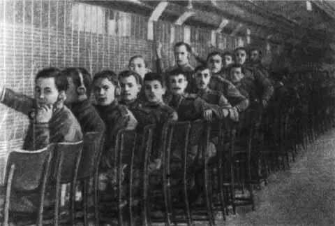 Военные телефонисты Центральной телефонной станции после ее занятия - фото 88