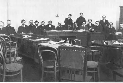 В И Ленин в Смольном на заседании Совета Народных Комиссаров 1918 г - фото 92
