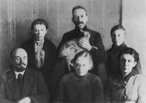 В И Ленин среди родных в кремлевской квартире 1920 г осень В И Ленин - фото 100