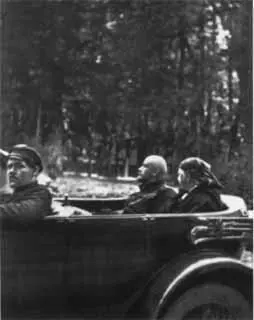 В И Ленин и Н К Крупская в окрестностях Горок 1922 г август сентябрь - фото 101