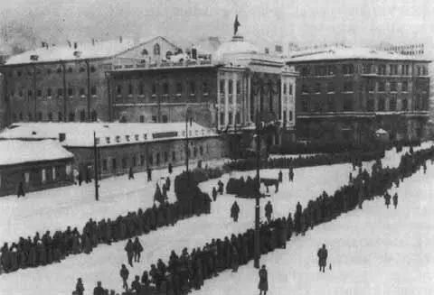 В траурные дни у Дома Союзов Москва 1924 г январь В И Ленин в гробу - фото 110