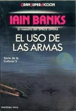 Iain Banks El uso de las armas обложка книги