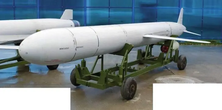 Слева серийная стратегическая ракета Х55 состоящая с 80х гг на вооружении - фото 87