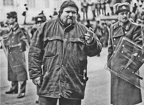 Март 1991 года Митинг на Тверской перекрытой троллейбусами и милицией - фото 9
