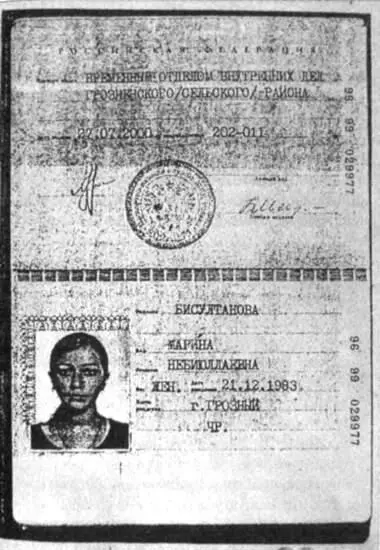Деревянный пол старый диван большой обеденный стол в середине комнаты Из - фото 32