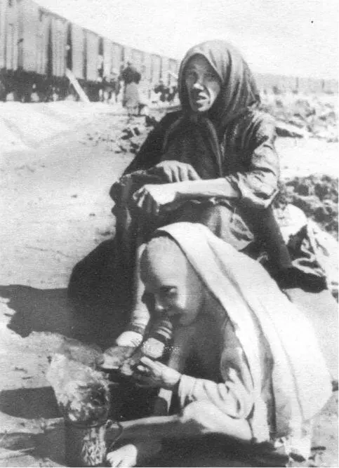 В эвакуацию 1942 г А А Жданов и Л А Говоров в Смольном Продукты - фото 8