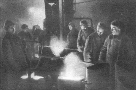Все для фронта Женская бригада литейщиц 1942 г Бригада слесарей - фото 11