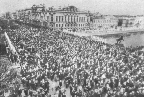 9 мая на Невском проспекте Ленинградцы пришли на Пискаревское кладбище - фото 18