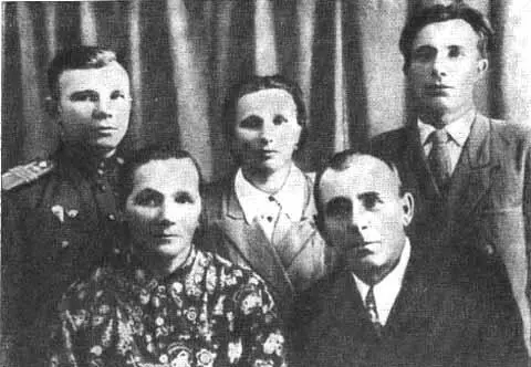 В Гжатске во время отпуска Слева направо Юрий Анна Тимофеевна Зоя Алексей - фото 15