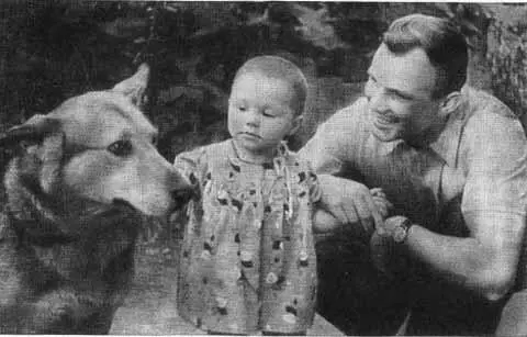 На отдыхе Над учебниками Юрий Гагарин на встрече со стартовой командой - фото 25
