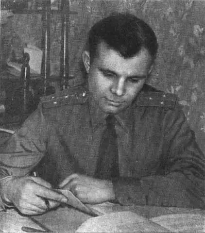 Над учебниками Юрий Гагарин на встрече со стартовой командой апрель 1961 - фото 26