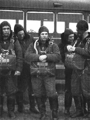 Перед тренировочным прыжком с парашютом Космодром 12 апреля 1961 года - фото 35