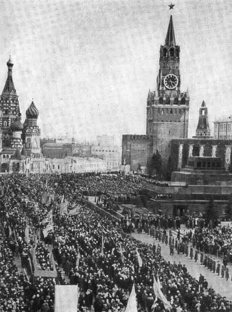 Торжественный митинг на Красной площади посвященный первому в мире полету - фото 42