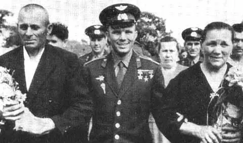 Ю А Гагарин со своими родителями Анной Тимофеевной и Алексеем Ивановичем в - фото 43